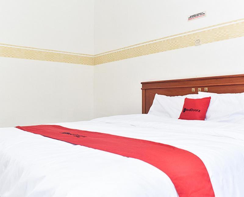 Reddoorz Near Lenmarc Mall Surabaya Pradahkalikendal Стая снимка